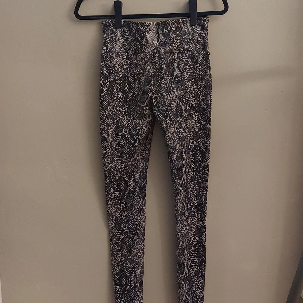 NEW SPANX Snakeskin Print Faux Leather Leggings sz M